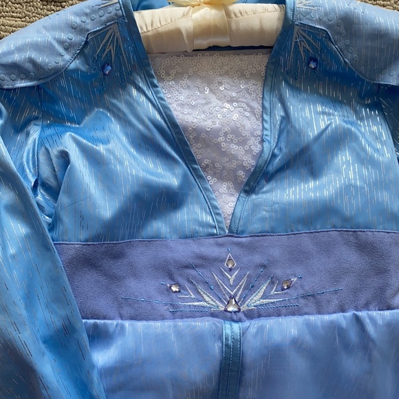 Disney store Elsa Halloween costume 9/10 - Picture 2 of 4
